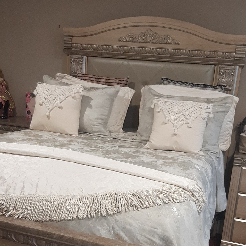 Gluckstein home Elegant Cream Bedding Set